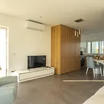 Waves - By Smarthomes Apartment